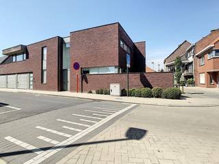 Cet appartement/maison spacieux et prêt à emménager au rez-de-chaussée, à deux pas du centre de Poperinge, est situé dans la Komstraat. Equipé de...