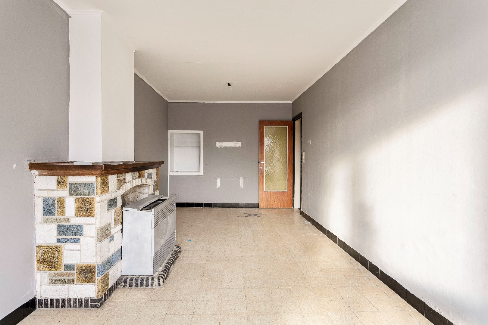 Appartementsblok met twee te renoveren appartementen, tuin en carports - foto 4