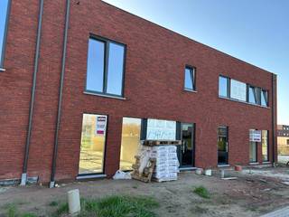 <strong>Nieuwbouwwoningen te koop te Ieper</strong><br /><br />“DE VLOEI” Lot 130<br /><br />Nieuwbouwwoning met tuin !<br /><br />Duurzame 3 slaapkamer woning voorzien van warmtepomp, vloerverwarming, ventilatiesysteem D en zonnepanelen.<br />E-peil 20 !<br /><br />Volledige afwerking : Keuken, vloerafwerking beneden en boven, terras, tuin, ...<br /><br />Woning voorzien van :<br />* inkomhal, vestiaire , toilet<br />* lichtrijke leefruimte<br />* Ruime open keuken <br />* Wasplaats <br />* Tuin met tuinberging<br /><br />Verdieping :<br />* 3 slaapkamers<br />* Badkamer (dubbel meubel, inloopdouche , bad , toilet)<br />* Bovenberging<br /><br />E-peil max 20 !<br /><br />Neem contact voor een bezoek via 051 21 11 11 of matias@imfiro.be