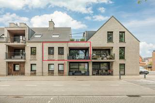 Op een centrale en aangename locatie in Rijkevorsel, aan de Essenweg en vlak aan de vaart, vinden we dit ruime appartement van 112 m². Een ideale ligging voor wie graag rustig woont, maar toch dichtbij winkels, scholen en dagelijkse voorzieningen wil zijn.<br /><br />Via de inkomhal betreed je de ruime en lichtrijke leefruimte, waar grote raampartijen zorgen voor een aangenaam gevoel en een mooi zicht op de vaart. De open keuken sluit hier mooi op aan en is volledig uitgerust met onder meer een kookeiland. De ruime badkamer beschikt over een dubbele lavabo, inloopdouche en toilet. Verder zijn er drie volwaardige slaapkamers, aangevuld met een praktische wasplaats, berging en apart toilet. <br /><br />Zowel voor- als achteraan is er een terras, waardoor je steeds een aangename plek buiten hebt. <br /><br />Een ondergrondse autostaanplaats en bergruimte zijn verplicht mee aan te kopen voor €20.000.<br /><br />Dankzij het EPC-label A is het appartement bijzonder energiezuinig en is er geen renovatieverplichting van toepassing.<br /><br />Troeven:<br />- Instapklaar en energiezuinig<br />- 3 volwaardige slaapkamers<br />- Uniek uitzicht<br />- 2 terrassen