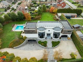 Op een centrale locatie in Hulshout vind je deze unieke kasteelvilla met een royale bewoonbare oppervlakte van 587 m², gelegen op een mooi perceel...