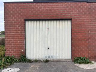 Ruime (26 m2 ) Garagebox te koop in harelbeke met een manuele poort. Contacteer ons voor meer informatie!