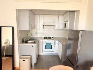 Dit aangename appartement is gelegen aan de Belgiëlei in Antwerpen, op een centrale en bijzonder vlot bereikbare locatie. Winkels, horeca, openbaar vervoer en het stadscentrum bevinden zich op korte afstand. Het appartement beschikt over een lichtrijke leefruimte, een praktische ingerichte keuken, een slaapkamer, een badkamer en een apart toilet. Dankzij de functionele indeling en centrale ligging is dit appartement ideaal voor zowel eigen bewoning als investering.<br /><br />Indeling:<br /><br />Inkomhal met vestiaire, laminaat. Afzonderlijk toilet.<br />Living: +/- 22 m², laminaat.<br />Ingerichte keuken voorzien van een dubbele afwasbak, kastruimte, keramische kookplaat met 4 kookzones, koelkast met vriesvak, combi-oven, vaatwasser en dampkap +/-3 m².<br />Slaapkamer: +/- 14 m², laminaat, ingemaakte kasten.<br />Badkamer: +/- 2,5 m², voorzien van een douche en lavabo.<br /><br />CV op gas met meters.<br /><br /> 