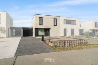 <p><span>Ligging<br /></span><span>Deze woning ligt rustig in een recent aangelegde, autoluwe woonwijk.<br />Het centrum van Evergem ligt op enkele minuten, met scholen, winkels en sportclubs vlakbij. <br />Vlak bij de deur wandel of fiets je door het groene wijkpark met zijn kronkelende paadjes en natuurlijke waterpartij. <br />Een bushalte richting Gent ligt op wandelafstand, en met de wagen ben je vlot in Gent en op de grote verbindingswegen.<br /><br /></span><span>Instapklare nieuwbouwwoning met drie slaapkamers, EPC A+, zonnige tuin met atelier<br /></span><span>Deze halfopen woning is gebouwd in 2024 en werd met veel oog voor detail afgewerkt.<br />Op het gelijkvloers kom je binnen in een inkom met apart toilet. <br />Daarna volgt de ruime, lichtrijke leefruimte. <br />Grote raampartijen aan voor- en achterzijde laten het daglicht volop binnen, en dankzij de airco blijft het ook op warme zomerdagen aangenaam. <br />De zithoek en eetplaats lopen vlot in elkaar over.<br />De open keuken is strak en tijdloos afgewerkt in wit met warme houtaccenten en is uitgerust met vaatwasser, oven en inductiekookplaat en heeft veel kastruimte. <br />Via de keuken kan je naar de wasplaats / berging en stap je rechtstreeks naar het terras.<br />Op de verdieping brengt de nachthal je naar drie slaapkamers, allemaal met ingemaakte kasten. <br />Eén slaapkamer heeft airco. <br />De badkamer heeft een inloopdouche, een lavabomeubel met verlichte spiegel en een aansluiting voor een bad. <br />Een apart toilet en een berging met de warmtepomp en de ventilatie-unit maken de verdieping af.<br />Buiten geniet je van het westgerichte terras en een verzorgde tuin met gazon en een houten tuinbijgebouw / atelier met grote glaspartij. <br />Het is een heerlijke plek om na een lange dag nog van de avondzon te genieten. <br />De ruime garage met elektrische sectionale poort en de oprit bieden plaats voor je wagen.<br /><br /></span><span>Extra<br /></span><span>/ bouwjaar 2024 (nieuwbouw)<br />/ EPC: E-peil E25, label A+<br />/ lucht-waterwarmtepomp (Vaillant)<br />/ vloerverwarming op gelijkvloers en verdieping<br />/ 19 zonnepanelen (8,46 kWp)<br />/ ventilatiesysteem D met warmteterugwinning<br />/ airco<br />/ thuisbatterij<br />/ zonneluifel<br /><br /></span><span>Troeven<br /></span><span>/ ultra-instapklaar<br />/ energiezuinig<br />/ ligging<br />/ tuinatelier<br /><br /><br /></span></p>