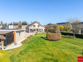 Interesse in deze ruime woning gelegen in een oase van rust? Neem dan zeker contact op met Nathan via nathan@reds.be of 0492256102<br /><br />Ontdek deze uitzonderlijke woning in Zandhoven, gelegen op een prachtig perceel van maar liefst 1963 m². Hier geniet u van een unieke combinatie van ruimte, rust en comfort, midden in een groene omgeving die aanvoelt als een echte oase.<br /><br />De woning (bouwjaar 1997) is instapklaar en biedt bijzonder ruime leefruimtes, ideaal voor gezinnen of wie houdt van openheid en comfort. Dankzij de doordachte indeling en kwalitatieve afwerking geniet u hier van een aangename woonbeleving. Met een royale bewoonbare oppervlakte en een ruime garage is er bovendien plaats in overvloed.<br /><br />Buiten wacht een schitterende tuin waar rust en privacy centraal staan. Dit is dé plek om te ontspannen, te genieten van de natuur of gezellige momenten door te brengen met familie en vrienden.<br /><br />Extra troeven zijn de vele parkeermogelijkheden op eigen terrein en de rustige, residentiële ligging. Toch bevindt u zich op korte afstand van de dorpskern, winkels, scholen en openbaar vervoer.<br /><br />Kortom, een unieke kans voor wie op zoek is naar ruimte, rust en een topligging in Zandhoven!