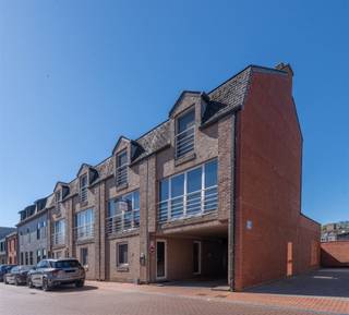<p>Op zoek naar een instapklare woning met veel lichtinval, moderne afwerking en een ruim terras? Dan is deze prachtige duplex zeker een bezoek waard.</p><p>Deze recente woning biedt een perfecte combinatie van comfort, ruimte en hedendaagse afwerking en met een praktische indeling. De lichtrijke leefruimte met grote raampartijen sluit perfect aan op de eetplaats en de volledig uitgeruste open keuken. Dankzij de open indeling geniet u van een ruim en gezellig woongevoel.</p><p>De woning beschikt over:</p><p>3 volwaardige slaapkamers<br />ruime en lichtrijke leefruimte<br />moderne open keuken met alle toestellen en kookeiland<br />stijlvolle badkamer<br />2 afzonderlijke gastentoiletten<br />groot zonnig terras (40 m²)<br />airconditioning<br />energiezuinige afwerking EPC label B met slechts 120 kWh/m²<br />private berging<br />Aparte garage met elektriciteit en autom. poort kan mee worden aangekocht mits een meerprijs van € 20.000.</p><p>Het zuid-west gelegen groot dakterras van 40 m² en vormt een echte meerwaarde en biedt alle comfort om in alle rust buiten te genieten.</p><p>Gelegen in een rustige en verzorgde omgeving, vlakbij winkels, openbaar vervoer, scholen en belangrijke invalswegen.</p><p>Stedenbouw in aanvraag. Pas vernieuwd, snel beschikbaar en met conform elektriciteitsattest.</p><p>Dit is geen aanbod, alle informatie is steeds onder voorbehoud van materiële vergissingen en/of wijzigingen.</p>