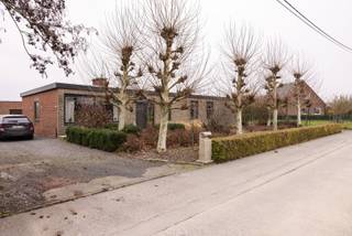 LANDELIJK GELEGEN ALLEENSTAANDE WONING MET 4 SLPKS, DUBBELE GARAGE EN DIVERSE WEIDES OP EEN TOTALE OPPERVLAKTE VAN 2.360 M2<br /><br />Op deze uiterst landelijke ligging vinden we deze alleenstaande, gelijkvloerse woning met 4 slaapkamers, een dubbele garage van 60 m2 en diverse weides terug. Deze waardevolle eigendom is gelegen op een totale oppervlakte van 2.360 m2. Verder is deze rustig gelegen woning overal voorzien HR-beglazing alsook is het volledige dak en de spouwen geïsoleerd. Ook is er een zonneboiler voorzien en beschikt deze woning over centrale verwarming op mazout. <br /><br />Vervolgens vinden we naast de woning een grote oprit die doorloopt achteraan en langs de woning, waardoor het volledig perceel overal gemakkelijk bereikbaar is. De weides zijn tevens volledig afgesloten en omheind. <br /><br /><u>Indeling: </u><br /><br />-Gelijkvloers: inkomhal - lichtrijke leefruimte met zicht op de velden ingericht met een zithoek voorzien van een sfeervolle houtkachel en een aansluitende eetruimte - verder vinden we de ruime ingerichte keuken met aansluitende aparte berging waar u alles van voorraad kan wegbergen - apart toilet - badkamer voorzien van een douche, ligbad, dubbele wastafel met bijhorend meubel en een toilet - 4 ruime slaapkamers met bijhorende ingemaakte kastruimte - aparte wasplaats met strijkruimte en bijhorende bergruimte - tevens is er ook nog een technische ruimte waar de chauffageketel zich bevindt<br /><br />-Verder vinden we buiten op het perceel nog diverse afgesloten en omheinde weides - een grote dubbele garage van 60 m2 - daarnaast is er ook een ruime oprit die doorloopt langs de zijkanten en achterkant van de woning. Zo kan je gemakkelijk rondom de woning rijden en is het volledige perceel zeer gemakkelijk bereikbaar<br /><br /><br /><u>Troeven: </u><br />-Zeer landelijke ligging<br />-Grote dubbele garage (60 m2) <br />-4 ruime slaapkamers<br />-Alles op het gelijkvloers<br />-Dakisolatie<br />-Overal HR-beglazing<br />-Zonneboiler<br />-Cv op mazout<br />-Diverse weides<br /><br />Bent u op zoek naar een landelijk gelegen eigendom met 4 slaapkamers, dubbele garage en diverse weides? Dan is deze eigendom zeker het bezoeken waard! Contacteer Tommy snel voor een bezoek ter plaatse via 0496 15 67 71