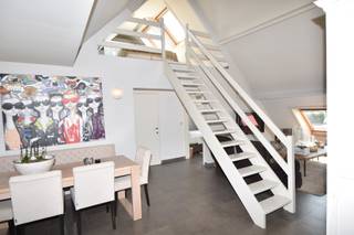 Dit gezellig- en lichtrijk duplexappartement situeert zich in “Residentie Emma" en is rustig gelegen, doch in het centrum van Kasterlee.Verschillende...