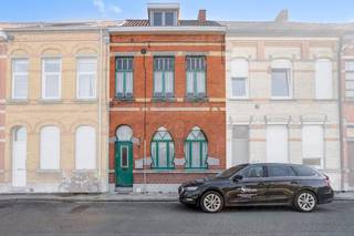 Cette spacieuse maison de 3 chambres est située dans la Vredestraat. Il est situé à quelques minutes des écoles, des commerces de proximité, des transports en commun, des routes,... ce qui en fait le point de départ idéal !Disposition de la maison :Rez-de-chaussée- hall d'entrée- salon avec cheminée de caractère- cuisine avec coin repasPremier étage- 2 chambres spacieusesDeuxième étage- 1 chambre- espace mansardé Jardin- jardin urbain- espace de rangementPropriétés de la maison :- situation très centrale et calme à proximité des commerces de proximité, des transports en commun, des écoles, du centre d'Izegem,...Vous recherchez une maison près du centre d'Izegem ? Alors contactez-nous dès aujourd'hui !Ce bien est soumis à l'obligation de rénovation imposée par le gouvernement flamand pour les bâtiments résidentiels (sauf en cas de démolition dans les 5 ans suivant l'achat). Pour plus d'informations, veuillez consulter le site web de l'Agence flamande de l'Énergie et du Climat via https://www.vlaanderen.be/een-woning-kopen/renovatieverplichting-voor-residentiele-gebouwen