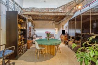 Bent u op zoek naar een woning in het centrum van Hamme met 2 slaapkamers?<br />Lees en kijk dan zeker even verder!<br /><br />De woning werd grotendeels gerenoveerd op het gelijkvloers, maar dient nog verder afgewerkt te worden. De plafonds werden verhoogd en er werd extra lichtinval gecreëerd. Ook de elektriciteit werd vernieuwd.<br /><br />Deze woning bevindt zich in het hart van Hamme, op wandelafstand van winkels en andere voorzieningen.<br /><br />Indeling:<br />Bij het binnenkomen treffen we de inkomhal met toegang tot een handige bergruimte vooraan. Vervolgens komen we in de lichtrijke woonkamer met aansluitend de keuken, voorzien van een pelletkachel die instaat voor de verwarming van de woning. De badkamer bevindt zich eveneens op het gelijkvloers en is uitgerust met een ligbad, lavabo en toilet. Vanuit de hal achteraan is er toegang tot de tuin.<br /><br />Op de eerste verdieping vinden we twee aparte slaapkamers terug.<br /><br />Renovatieplicht: Ja<br />EPC: Label E (486)<br />Asbestveilig: Ja<br /><br />Voor meer informatie of een bezoek ter plaatse kan u steeds contact opnemen via 052/46.38.03 of info@uw-huis.be.