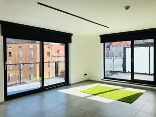 Dakappartement met mezzanine in gerenoveerde stadswoning van +/- 120m2 met 1 slaapkamer en 2 terrassen te huur in het historisch centrum van Diest, Demerstraat 13.<br /><br />Het appartement is gelegen op de tweede verdieping in een karaktervolle woning bestaande uit 3 appartementen.<br />Het is gelegen op een werkelijk unieke locatie : in het pittoreske kader van de stad Diest, vlak aan het water met zicht op 't Spijker, op een steenworp van de Grote Markt en 5 wandelminuutjes van het station.<br /><br />Via de charmante gezamenlijke inkomhal en ruime trappenhal komt u in het appartement. De ruime leefruimte met veel lichtinval beschikt over een mezzanine en open keuken. Vanuit de leefruimte hebt u toegang tot de twee terrassen met zicht op de Demer. De moderne keuken is voorzien van alle comfort en een aparte ruime berging. Het keukeneiland geeft plaats aan een ontbijthoek. De smaakvol ingerichte badkamer beschikt over een inloopdouche, moderne wastafel met spiegel en toilet. Dit alles ademt de sfeer uit van een gezellige ruime loft.<br /><br />Indeling :<br />- inkomhal<br />- leefruimte met open keuken (40m2)<br />- mezzanine/slaapkamer (20m2)<br />- badkamer<br />- toilet<br />- 2 berging/dressing<br />- 2 terrassen<br /><br />Voorzieningen :<br />- vloerverwarming<br />- raamdecoratie<br />- lichtarmatuur<br />- geschilderd, instapklaar<br />- terrasmeubilair<br />- luxueuze afwerking<br />- gezamenlijke berging voor fietsen<br />- epc : 134 kWh/m2<br /> <br />Huurprijs : € 875,00 + € 45,00 vaste gemeenschappelijke kosten per maand<br /><br />Wij maken graag tijd voor u om dit prachtig appartement met zijn unieke locatie te bezoeken.<br />Voor afspraak : 013/311.233