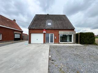 Deze alleenstaande woning met loods van 378m² is ideaal voor investering of mensen die werk wonen willen combineren. <br />De woning heeft een gunstig EPC en beschikt over 3 slaapkamers + ruime zolder.<br /><br /><strong>Indeling </strong><br />Inkomhal, living, keuken met toegang tot de tuin, garage + toilet &amp;amp; kelder <br /><u>1ste verdiep:</u> 3 volwaardige slaapkamers &amp;amp; badkamer <br />Zolder volledig geïsoleerd<br /><br /><strong>Troeven </strong>
<ul><li> Ruime parkeer plaatsen </li><li>gunstig EPC </li><li>loods van 378 + zolder ruimte +- 100m²</li><li>volledig vernieuwde elektriciteit</li><li>2 poorten 3.8 m hoog en 4 m breed  </li></ul>