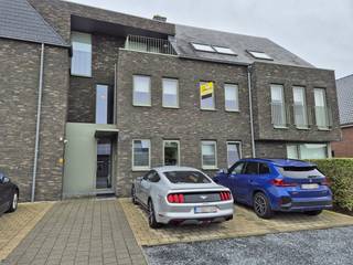 <p>Ben je op zoek naar een aangenaam appartement met twee slaapkamers, een ruim terras en een eigen staanplaats? Dan is dit appartement op de eerste verdieping zeker een bezoek waard!<br /><br />Het appartement is bereikbaar met de lift of via de trap en beschikt over twee slaapkamers en een volledig uitgeruste keuken met combi-oven, vaatwasser, koelkast en keramische kookplaat. Daarnaast geniet je van een ruim terras van maar liefst 20 m², ideaal om heerlijk te ontspannen en van het buitenleven te genieten.<br /><br />Het appartement is voorzien van centrale verwarming op gas en beschikt bovendien over een eigen kelderberging en een private overdekte staanplaats, wat zorgt voor extra comfort en opbergruimte.<br /><br />Beschikbaar vanaf 1 januari 2027.<br /><br />Heb je interesse? Vraag uw bezoek aan via onze website https://www.immovl.be/te-huur/list en druk op de knop <strong>'IK WENS EEN BEZOEK'.</strong><br /><br /></p>