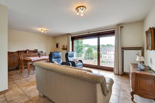 <p>Voor meer info of een bezoek, bel 054 69 39 36 - <strong>Interessant voor starters of investeerders! In het centrum </strong>van Geraardsbergen bieden wij u dit <strong>instapklare, energiezuinige appartement</strong> aan! De <strong>kleinschalige residentie </strong>beschikt over 4 appartementen en 1 kantoorruimte. Het appartement bevindt zich op de 2e verdieping en is bereikbaar met de trap of <strong>lift.</strong> De indeling is als volgt: inkomhal met gastentoilet,<strong> lichtrijke leefruimte met een ruim terras</strong>, keuken, slaapkamer en een aanpalende badkamer. Het appartement beschikt over een <strong>een kelderberging</strong>. Energiezuinig appartement - Vernieuwde boiler - Centrum - Ruim terras - Berging - Garagebox optioneel</p>