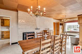 BEZOEKMOMENT VOLZET!!<br /><br />Op zoek naar een degelijk gebouwde woning met veel potentieel, een mooie tuin en een uitstekende ligging? Dan is deze halfopen bebouwing in de Goedlevenstraat te Oostakker zeker een bezoek waard. Deze verzorgde woning bevindt zich op wandel- en fietsafstand van scholen, sportfaciliteiten, winkels en openbaar vervoer en met een vlotte verbinding naar Gent.<br /><br />Via de inkomhal betreden we de woning. De ruime en lichtrijke leefruimte geniet van grote raampartijen en biedt voldoende plaats voor een gezellige zithoek en eetplaats. Aansluitend bevindt zich de volledig uitgeruste keuken met ontbijthoek en zicht op de tuin.<br />Verder beschikt het gelijkvloers over een praktische berging/wasplaats, een badkamer en een ruime kelder die tal van mogelijkheden biedt als opslagruimte.<br /><br />Op de verdieping geeft de nachthal toegang tot 3 volwaardige slaapkamers en een extra kamer die perfect kan dienen als bureau, dressing of kinderkamer. Via een zoldertrap (mogelijkheid plaatsen vaste trap) bereikt u de ruime zolderverdieping, waar de mogelijkheid bestaat om een extra slaapkamer of hobbyruimte te creëren.<br /><br />Achteraan de woning geniet u van een aangename, groene tuin waar het heerlijk vertoeven is in alle rust. Daarnaast is er een ruime vrijstaande garage en een tuinhuis aanwezig.<br /><br />Deze woning biedt een uitstekende basis voor wie op zoek is naar ruimte, een praktische indeling en een centrale ligging. Dankzij het EPC-label D geldt bovendien geen renovatieverplichting.<br /><br />Troeven:<br />- Halfopen bebouwing op een perceel van 416 m²<br />- Bewoonbare oppervlakte van 162 m²<br />- 3 slaapkamers + bureau/kinderkamer<br />- Ruime zolder met uitbreidingsmogelijkheden<br />- Grote kelder<br />- Vrijstaande garage en tuinhuis<br />- Mooie groene tuin<br />- EPC-label D (geen renovatieverplichting)<br />- Centrale ligging nabij scholen, sportfaciliteiten, winkels en Gent<br /><br />Interesse in deze ruime gezinswoning met tal van mogelijkheden? BEZOEKMOMENT VOLZET!!