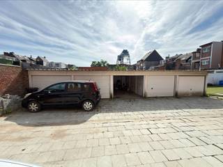 <p><span>GARAGEBOX 17M² VOOR 1 WAGEN</span></p><p><span>ligging in centrum op parking achter gebouw Dokter Persoonslaan 36 met vlotte bereikbaarheid</span></p><p><span> </span></p><p><span>Afmetingen: 6,1 x 2,8m.</span></p><p><span> </span></p><p><span>De garage is momenteel verhuurd en kan worden opgezegd met een opzegtermijn van 1 maand. </span></p>