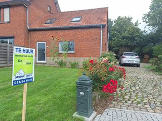 Karaktervol huis op een groen locatie.<br /><br />Ben je op zoek naar een halfopen bebouwing met één ruime slaapkamer en dit op een mooie en groene locatie dan kom je hier zeker tot rust. <br /><br />Het pand beschikt naast een privatieve tuin over een ruime living, ingerichte keuken en badkamer, wasplaats en ruime berging. Er is voldoende plaats om twee wagens te parkeren.