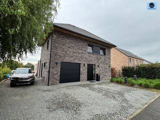 <p><span>OPENHUISDAG OP AFSPRAAK WOENSDAG 7/10</span></p><p><span> </span></p><p><span>LUXUEUZE RECENTE WONING MET 3 SLAAPKAMERS, GARAGE EN TUIN</span></p><p><span>Richtprijs 549.000 euro</span></p><p><span> </span></p><p><span> </span></p><p><span>Deze woning is gelegen in het landelijke bever, op een boogscheut van de belangrijke</span></p><p><span>invalswegen, winkels en scholen.</span></p><p><span> </span></p><p><span>De woning is als volgt ingedeeld:</span></p><p><span>Op het gelijkvloers treft u een inkomhal met toilet, de ruime en lichtrijke living, de hyper geïnstalleerde keuken en eetplaats met zicht op de tuin.</span></p><p><span>Verder treft u nog de ruime garage.</span></p><p><span> </span></p><p><span>Via de zweeftrap komt u terecht op de eerste verdieping, hier vindt u 1 ruime slaapkamer met</span></p><p><span>dressing, een toilet, badkamer met een vrijstaand bad, dubbele lavabo en inloopdouche.</span></p><p><span>Verder treft u nog een 2de slaapkamer.</span></p><p><span> </span></p><p><span>Op de 2de verdieping vindt u de 3de slaapkamer en een zolderruimte die nog dienst kan doen</span></p><p><span>voor een 4de slaapkamer of stockageruimte.</span></p><p><span> </span></p><p><span>De woning is voorzien van vloerverwarming op warmtepomp en beschikt over dubbele</span></p><p><span>beglazing in aluminium.</span></p><p><span> </span></p><p><span>TROEVEN:</span></p><p><span>- EPC A => Heel energiezuinig !!</span></p><p><span>- 10 zonnepanelen aanwezig</span></p><p><span>- domotica systeem</span></p><p><span>- kwalitatieve afwerking !!</span></p><p><span>- elektrische rolluiken aanwezig</span></p><p><span> </span></p><p><span>Vooraan en op de zijkant van de woning is er een ruime oprit aanwezig</span></p><p><span>Achteraan de woning is er nog een leuke tuintje.</span></p><p><span> </span></p><p><span>Voor info of bezoek bel Louis op 0472/29.25.04 of stuur een mail naar louis@svena.be</span></p><p><span> </span></p><p><span>Stedenbouwkundig uittreksel/inlichtingen in aanvraag!!</span></p><p><span> </span></p><p><span>Deze gegevens zijn louter informatief en wij kunnen niet aansprakelijk gesteld worden voor eventuele onjuistheden.</span></p><p><span>De bewoonbare oppervlakte is slechts indicatief.</span></p><p><span> </span></p>