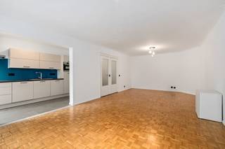 <p><span>Ruim 3-slaapkamerappartement van 120 m² met 2 terrassen en mogelijkheid tot staanplaats</span></p><p><span>Dit aangename appartement van 120 m² met 3 slaapkamers geniet een uitstekende ligging aan de Roest d'Alkemadelaan. U woont er rustig en groen, met verschillende parken en groene zones in de nabije omgeving, maar toch vlak bij winkels, scholen, openbaar vervoer en belangrijke invalswegen. Ook het centrum van Antwerpen is vlot bereikbaar. Een ideale combinatie van ruimte, rust en bereikbaarheid.</span></p><p><span>Indeling</span></p><ul><li><span>Ruime inkomhal op tegelvloer met vestiairekast.</span></li><li><span>Lichtrijke leefruimte op parketvloer, aansluitend op de open keuken en het eerste terras van 9 m².</span></li><li><span>Recent vernieuwde keuken, voorzien van alle comfort.</span></li><li><span>3 slaapkamers: één van 16 m² en twee van 9 m², waarvan twee met toegang tot het terras.</span></li><li><span>Apart toilet.</span></li><li><span>Badkamer met dubbele lavabo, douche, tweede toilet en aansluiting voor wasmachine en droogkast.</span></li></ul><p><span>Extra</span></p><ul><li><span>Vaste kosten: 200/maand voor water, verwarming en onderhoud van het gebouw.</span></li><li><span>Mogelijkheid tot het huren van een autostaanplaats: 150/maand.<br /><br /><br /></span></li></ul>