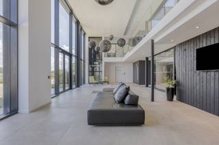 Vous recherchez un site d'affaires polyvalent avec de nombreuses installations à Nieuport ? Ce bâtiment commercial spacieux et moderne situé...