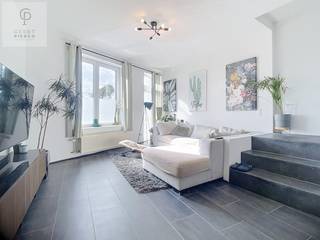 <p>Bent u op zoek naar een instapklare woning met karakter en een gezellige tuin?<br /><br />Dan is deze charmante woning in de Kouterstraat te Landen zeker een bezoek waard.<br />Deze karaktervolle woning, gebouwd rond 1900, is gelegen op een perceel van 296 m² en biedt een aangename combinatie van ruimte, comfort en authenticiteit.<br /><br />Bij het binnenkomen betreedt u de inkomhal die toegang geeft tot de lichtrijke leefruimte aan de voorzijde van de woning. Aansluitend bevindt zich de keuken met een gezellige eetkamer aan de tuinzijde, waar u geniet van een aangenaam zicht op de buitenruimte.<br /><br />Op de eerste verdieping vindt u een ruime nachthal, twee volwaardige slaapkamers en een moderne, volledig ingerichte badkamer met toilet.<br /><br />De zolderverdieping is momenteel ingericht als slaapkamer. Deze ruime kamer biedt eveneens plaats voor een speelhoek, bureau, enz...<br /><br />Verder beschikt de woning over een praktische kelder waar extra bergruimte voorzien is.<br /><br />De aangename tuin vormt de ideale plek om te genieten van rust en privacy.<br /><br />Dankzij de rustige ligging en de nabijheid van winkels, scholen, openbaar vervoer en belangrijke invalswegen vormt deze woning een uitstekende keuze voor starters en jonge gezinnen.<br /><br />Ben je nieuwsgierig naar dit pand of zie je jezelf hier al wonen, laat me iets weten en met plezier laat ik je deze woning ontdekken.</p>