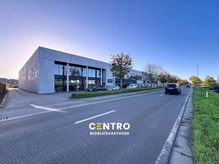 Op slechts 500 meter van de autosnelwegafrit bevindt zich deze uitzonderlijke kantoorruimte van 380 m², gelegen op de eerste verdieping van een modern en representatief gebouw.<br />Een unieke werkplek waar architecturale verfijning, functioneel design en optimale bereikbaarheid samenkomen.<br /><br /><u><strong>INDELING:</strong></u>
<ul>
<li>Ruime inkomhal met onthaalbalie/receptie</li>
<li>Drie afzonderlijke kantoren met glazen wanden</li>
<li>Eén ruim landschapsbureel </li>
<li>Twee volledig uitgeruste vergaderzalen</li>
<li>Sanitaire ruimtes voor dames en heren</li>
<li>Een eetplaats met kitchenette</li>
<li>Rollende archiefkasten, praktische bergingen en een afzonderlijk serverlokaal</li>
</ul>
<br /><u><strong>PARKEREN en FACILITEITEN:</strong></u><br />Het gebouw beschikt over <strong>een ruime gemeenschappelijke parking</strong> op het terrein, uitgerust <strong>met vijf laadpalen voor elektrische voertuigen</strong> — een praktische en duurzame troef voor de toekomst.<br /><br /><u><strong>AFWERKING:</strong></u>
<ul>
<li><strong>Vloer: </strong>keramische tegelvloer in natuursteenlook – onderhoudsvriendelijk en stijlvol.</li>
<li><strong>Muren: </strong>gepleisterd en geschilderd, deels voorzien van functionele opbergwanden en archiefkasten.</li>
<li><strong>Plafond: </strong>verlaagd systeemplafond met geïntegreerde LED-verlichting en akoestische panelen, wat zorgt voor een egale lichtverdeling en akoestisch comfort.</li>
<li><strong>Ramen & schrijnwerk</strong>: grote glaspartijen met aluminium schrijnwerk, deels voorzien van zonnewering voor een aangenaam binnenklimaat.</li>
<li><strong>Binneninrichting</strong>: combinatie van open werkzones en afzonderlijke kantoren of vergaderruimtes, afgescheiden door glazen wanden.</li>
</ul>
<br /><u><strong>TROEVEN:</strong></u>
<ul>
<li>Moderne, representatieve uitstraling</li>
<li>Volledig instapklaar</li>
<li><strong>Airco en lift aanwezig</strong></li>
<li>Veel licht en open gevoel dankzij glaspartijen</li>
<li>Voldoende opbergmogelijkheden (archiefkasten)</li>
<li>Strategische ligging nabij autosnelweg</li>
<li>Ruime parking met laadfaciliteiten</li>
</ul>
<br /><u><strong>LIGGING en BEREIKBAARHEID: </strong></u><br />Deze kantoorruimte geniet een uitstekende zichtbaarheid vanaf de hoofdweg en bevindt zich op <strong>slechts 500 meter van de autosnelwegafrit</strong>, wat zorgt voor een vlotte verbinding met omliggende steden en industrieterreinen.<br /><br />Deze kantoorruimte is meer dan een werkplek — het is een visitekaartje.<br />Een omgeving die klasse, comfort en professionaliteit uitstraalt, ideaal voor ondernemingen die op zoek zijn naar een prestigieuze uitvalsbasis met een moderne uitstraling.<br /><br /><u>* Bijzonderheden:</u><br />- Onze referentie op <strong>www.centro.be</strong>: <strong>O0141</strong> of contacteer ons via <strong>050700102</strong>.<br /><br /><strong>CENTRO | BEDRIJFSVASTGOED </strong>is reeds 25 jaar gespecialiseerd in de bemiddeling van commercieel- en bedrijfsvastgoed in West- en Oost Vlaanderen.<br />Wilt u ook weten hoeveel uw bedrijfsgebouw waard is?<br />Contacteer ons vrijblijvend voor een marktconforme waardebepaling van uw pand