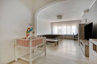 <p><span>Bent u op zoek naar een ruim appartement met karakter, een centrale ligging én een moderne afwerking? Dan is dit prachtige appartement op de Turnhoutsebaan in Borgerhout precies wat u zoekt!</span></p><p><span>Bij het binnenkomen wordt u meteen verrast door de uitzonderlijke ruime en lichtrijke leefruimte aan de straatzijde. De eyecatcher van het appartement is zonder twijfel de statement keuken met alle moderne toestellen. Een droom voor wie graag kookt en gasten ontvangt.</span></p><p><span>Het appartement beschikt over 3 volwaardige slaapkamers, een badkamer met douche en toilet en een afgesloten terras dat momenteel dienst doet als praktische berging dankzij de geplaatste ramen. Een doordachte indeling met veel ruimte en comfort.</span></p><p><span>De ligging is een absolute troef. U woont in het bruisende centrum van Borgerhout en op wandel- en fietsafstand van het stadscentrum van Antwerpen.</span></p><p><span> </span></p><p><span>Bijzonderheden</span><span>:</span></p><p><span>EPC Energielabel C - 214 kwh/(m² jaar)</span></p><p><span>De elektriciteit is conform</span></p><p><span>CV is individueel op gas</span></p><p><span>Er is overal dubbele beglazing met PVC kader</span></p><p><span>De zij- en achtergevel werden in 2024 geïsoleerd</span></p><p><span>Het dak werd in 2024 geïsoleerd en er werd een lichtkoepel voorzien</span></p><p><span>Alle slaapkamers werden opnieuw bezet en voorzien van laminaat</span></p><p><span>Vaste kosten: 50/maand (inbegrepen: reservefonds) verder is alleen water gemeenschappelijk en dit wordt per trimester afgerekend</span></p><p><span>P-score: B</span></p><p><span>G-score: B</span></p>