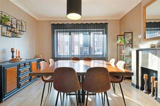 Centraal gelegen op wandelafstand van centrum en station van Galmaarden, stellen wij u deze ruime gezinswoning voor met tuin , garage (20m2) en bijgebouw (23m2) op 6are30. Deze woning bestaat uit een inkomhal met gastentoilet, living / eetplaats (33m2), halfopen keuken met eethoek (19m2) en toegang tot terras en tuin, berging en droge bewaarkelder. Het verdiep herbergt een nachthal, 2 grote slaapkamers van 16m2, dressing en badkamer langswaar er toegang is naar de masterbedroom (36m2) op het zolderverdiep. EPC D 378 zonder renovatieverplichting, verwarming aardgas (kachels), dubbele beglazing hout met rolluiken. Woning is verhuurd dus opzegtermijn te respecteren. Te bezoeken