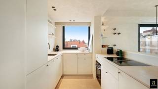 Appartement d'angle luxueux, luxueusement rénové, offrant une vue imprenable sur la mer, situé sur la place Rubens.<br />L'appartement a été récemment rénové avec des matériaux haut de gamme et luxueux.<br />Agencement : Hall d'entrée avec vestiaire et toilettes séparées pour les invités. Pièce à vivre lumineuse avec cuisine ouverte et entièrement équipée, dotée d'appareils électroménagers haut de gamme.<br />Coin repas avec banquette intégrée offrant une magnifique vue sur la mer. Chambre parentale avec placards intégrés et salle de bains attenante comprenant une douche à l'italienne, un lavabo et des toilettes. Chambres 2 et 3 spacieuses, chacune dotée de placards intégrés. Salle de douche séparée avec lavabo. Débarras avec branchements pour lave-linge et sèche-linge.<br />Cave privative. Possibilité de reprendre le mobilier et d'acheter un garage pour 3 voitures. <br /><br />[PEP : 154 kWh/m² UC : 20170524-0001964125-1]