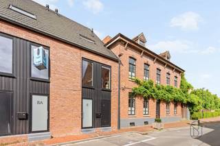 <p>Stijlvolle nieuwbouwwoning met 3 slaapkamers, 2 badkamers en tuin Spiere<br /><br />Op zoek naar een energiezuinige en instapklare woning waar comfort, ruimte en kwaliteit centraal staan? <br />Deze prachtige nieuwbouwwoning in het centrum van Spiere biedt alles wat u nodig heeft, afgewerkt met duurzame en kwalitatieve materialen.<br />Dankzij de centrale ligging woont u op korte afstand van scholen, winkels en openbaar vervoer, terwijl u tegelijk geniet van rust en een aangename woonomgeving.<br /><br />Indeling: inkomhal met gastentoilet. De lichtrijke leefruimte vormt samen met de open keuken het hart van de woning en geeft rechtstreeks uit op de volledig aangelegde, zuidwestgerichte tuin. De maatkeuken met eiland is volledig uitgerust met kwalitatieve SMEG-toestellen. Verder beschikt het gelijkvloers over een praktische berging/wasplaats.<br />Op de eerste verdieping bevinden zich twee ruime slaapkamers, een apart toilet en een badkamer met lavabo en inloopdouche. <br />De volledige tweede verdieping werd ingericht als een masterbedroom met eigen badkamer en dressing.<br />Bovendien is er nog een extra zolderruimte aanwezig.<br /><br />De woning scoort bovendien uitstekend op vlak van energiezuinigheid.<br />Met een energiescore A bent u verzekerd van comfortabel en toekomstgericht wonen.<br /><br />Extra troef: mogelijkheid tot aankoop aan 6% BTW (indien voldaan aan de voorwaarden).<br /><br />Troeven: instapklare nieuwbouwwoning, afwerking met kwalitatieve materialen, energiezuinig (A), 7 zonnepanelen, vloerverwarming op aardgas, dubbele beglazing, conforme elektriciteit, mogelijkheid tot aankoop aan 6% BTW<br /><br />Interesse in deze prachtige woning?<br />Plan vandaag nog uw bezoek via afspraak met Immo Beguin: tessa@immobeguin.be</p>