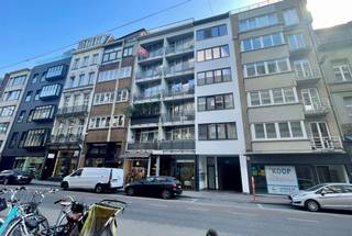 In de Leopoldstraat treffen we deze lichtrijke studio van 33 m² met terrasje gelegen op de 5de verdieping (lift). Het pand is binnenin herschilderd en voorzien van nieuw verlichting alsook zijn de muren in de gemene delen opgefrist (herschilderd, nieuwe inkomdeuren en nieuwe brievenbussen). Vg, Gvkr, gvv, gdv, wg. Epc C. Kosten gemene delen 145 euro per maand, provisie waterverbruik inbegrepen. Driemaandelijkse opvraging reservefonds 46 euro. Dak reeds vernieuwd (12 cm pur). Lift conform.