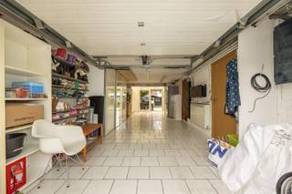 <p><span>Instapklare bel-étage in het gezellige Nachtegalenhof</span></p><p><span>Stel je voor: rustige straten, vriendelijke buren en alles wat je nodig hebt op wandelafstand. Het Nachtegalenhof is een van die buurten waar je je meteen thuis voelt. Winkels, scholen en openbaar vervoer liggen om de hoek, en via de A12 ben je zo in Brussel of Antwerpen.</span></p><p><span>Deze instapklare bel-étage is de ideale woning voor wie comfortabel wil wonen zonder compromis.</span></p><p><span>Indeling</span></p><p><span>Beneden verwelkomt een inkomhal je. Ernaast vind je de garage met elektrische poort ideaal voor wie elke dag op pad is, de oprit zelf biedt ook ruimte voor 2 wagens. Naast de garage bevindt zich een praktische wasplaats met douche en lavabo. Via de garage stap je zo de prachtige, groene tuin in met terras en vernieuwd tuinhuis. Jouw plek om tot rust te komen. De West-oriëntatie zorgt voor zon van de middag tot de laatste uurtjes.</span></p><p><span>Op het eerste verdiep opent de ruime hal naar een bijzonder lichte woonkamer. De aanpalende nieuwe keuken (anderhalf jaar oud) biedt een fantastisch kookgenot. Op dit verdiep is ook een apart toilet voorzien.</span></p><p><span>Het tweede verdiep herbergt drie volwaardige slaapkamers en een badkamer met ligbad, ruimte voor het hele gezin.</span></p><p><span>Technische details</span></p><ul><li><span>Dak geïsoleerd </span></li><li><span>Ramen dubbel glas</span></li><li><span>Elektriciteit wordt conform verkocht</span></li><li><span>EPC: 190 kWh/m²/jaar</span></li><li><span>Vernieuwde keuken</span></li><li><span>ZONNIGE TUIN</span></li></ul><p><span> </span></p><p><span> </span></p><p><span>Wil je deze woning ontdekken? Neem contact op voor een vrijblijvende afspraak we bezoeken ze graag samen met je.</span></p>