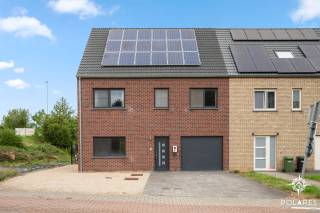 Volledig gemeubelde woning, ideaal voor kortetermijnverhuur tot 1 jaar!<br />Een langere huurperiode is eventueel mogelijk mits overleg met de eigenaar.<br /><br />Deze gezellige woning met 3 slaapkamers bevindt zich vlakbij het centrum van Veltem, een deelgemeente van Herent. <br /><br />Via de inkomhal met apart toilet kom je in de leefruimte met een open keuken waar je heerlijk kunt samenkomen. Vanuit de leefruimte is er een directe toegang tot de rustige tuin. De garage, die ook dienst doet als wasplaats, is bereikbaar via de keuken alsook via de inkomhal.<br /><br />Op de eerste verdieping vind je de drie slaapkamers, elk uitgerust met een bed en een kledingkast. De badkamer is voorzien van een bad, douche en dubbele wastafel en daarnaast is er nog een apart toilet. <br /><br />De zolder kan je helemaal naar wens gebruiken: als extra slaapkamer, bureauruimte of hobbykamer.<br /><br />Geniet van de buitenlucht in de gezellige tuin en op het terras.<br />De wagen kan je makkelijk parkeren op de oprit of in de garage. Verder is er ook reeds een laadpaal aanwezig. <br /><br />Maandelijkse kost van €50 als provisie voor het afval, enkel indien je deze niet op jouw eigen naam zou zetten. <br />Maandelijkse kost van €65 als forfait voor het internet. <br />Nutsvoorzieningen zijn privatief. <br /><br />Op wandelafstand liggen een winkel, school en halte voor bus en trein. Dankzij de centrale ligging ben je bovendien snel in Leuven en Brussel.