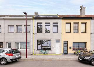 Deze gezinswoning combineert vier slaapkamers, een recent vernieuwde keuken en badkamer, een zonnig terras en EPC-label B. De ligging tegenover...