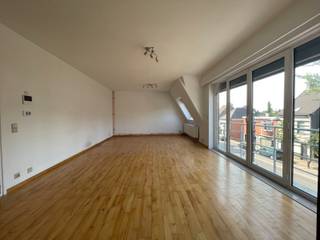 Op zoek naar een comfortabel appartement met een uitstekende ligging? Dit verzorgde appartement op de tweede verdieping van een kleinschalige residentie combineert ruimte, licht en een centrale locatie.

Via de inkomhal, voorzien van een stijlvolle glazen deur naar de leefruimte, geniet u meteen van een aangenaam ruimtelijk gevoel. De lichtrijke woonkamer met groot raam en rolluik vormt een gezellige leefomgeving. Aansluitend bevindt zich de volledig ingerichte keuken, uitgerust met een kookplaat, dampkap, oven en koelkast met diepvries.

Het appartement beschikt over drie volwaardige slaapkamers, waarvan één met een gezellig balkon. Verder zijn er een badkamer met ligbad en lavabo, een afzonderlijk toilet en een praktische berging met toegang tot de zolder, ideaal als extra stockageruimte.

Extra troeven: privatieve autostaanplaats voor de deur - centrale ligging in het centrum van Melle - winkels, openbaar vervoer en andere voorzieningen op wandelafstand - vlotte verbinding naar de R4, E17 en E40

Verder beschikt dit appartement over parlofoon, cv op aardgas (ind.) en dubbel glas. GEEN lift in de residentie - EPC 192/UC2753317 - beschikbaar vanaf 1/11/2026 - GEEN STUDENTEN

Bezoekaanvragen ENKEL VIA MAIL: beheer@vastgoednbeheer.be - BIV 506.884/BIV 514.268
