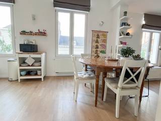 Laat u charmeren door dit uiterst fijne en instapklare duplexappartement! Deze duplex combineert slim ruimtegebruik met overvloedig daglicht op de...