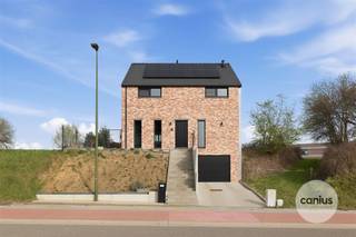 <p><span>STIJLVOLLE, ENERGIEZUINIGE WONING MET LIFT, 3 SLAAPKAMERS EN PRACHTIGE TUIN NABIJ CENTRUM LANDEN</span></p><p><span>Bent u op zoek naar een instapklare, energiezuinige woning met hedendaags comfort op een rustige maar centrale ligging? Dan zal deze recente halfopen bebouwing uit 2021 in de Overwindenstraat in Landen u meteen weten te charmeren.</span></p><p><span>De woning combineert rust en een landelijke omgeving met een vlotte bereikbaarheid. Het centrum van Landen, winkels, scholen en openbaar vervoer bevinden zich op korte afstand, terwijl u via de nabijgelegen verbindingswegen en autostrade snel omliggende steden bereikt.</span></p><p><span>Vanaf het moment dat u de woning binnenstapt, valt de lichtrijke leefruimte op waar grote raampartijen zorgen voor een aangename connectie met de tuin. De moderne open keuken vormt het hart van de woning en is de ideale plek om te koken, te genieten en gasten te ontvangen.</span></p><p><span>Met drie volwaardige slaapkamers, twee praktische dressings en een stijlvolle badkamer biedt de woning alle ruimte voor comfortabel gezinsleven. De aanwezigheid van twee toiletten en een praktische zolderruimte zorgen voor extra gebruiksgemak.</span></p><p><span>Een bijzonder unieke troef is de lift die toegang geeft tot elke verdieping, wat deze woning niet alleen uiterst comfortabel maakt, maar ook toekomstgericht en levensloopbestendig.</span></p><p><span>Ook technisch staat deze woning volledig op punt. Ze werd gebouwd volgens moderne en duurzame technieken en beschikt over zonnepanelen, een thuisbatterij, airconditioning, domotica, een hoogrendementsketel en driedubbele beglazing. Dit resulteert in een uitstekend EPC-label A en dus lage energiekosten.</span></p><p><span>Daarnaast is de woning volledig onderkelderd met een inpandige garage en extra bergruimte.</span></p><p><span>Buiten wacht een prachtig aangelegde tuin waar het heerlijk ontspannen is. Het overdekte terras met afsluitbaar loungegedeelte maakt het mogelijk om in elk seizoen van het buitenleven te genieten.</span></p><p><span>Deze woning is de perfecte combinatie van moderne architectuur, energiezuinig wonen en hedendaags comfort, gelegen op een aangename locatie nabij het centrum van Landen.</span></p><p><span> </span></p><p><span>Troeven:</span></p><ul><li><span>Recente halfopen bebouwing (2021) instapklaar</span></li><li><span>EPC A: zonnepanelen, thuisbatterij, airco, domotica</span></li><li><span>Lift naar elke verdieping levensloopbestendig wonen</span></li><li><span>3 slaapkamers + 2 dressings</span></li><li><span>Mooi aangelegde tuin met overdekt en afsluitbaar terras </span></li><li><span>Rustige ligging nabij het centrum van Landen</span></li></ul><p><span> </span></p><p><span>Bent u geïnteresseerd in dit huis te koop in Landen? Neem gerust contact op voor meer informatie of een bezoek ter plaatse via 011 74 12 36 of info@canius.be</span><span>. </span></p><p><span>*Deze gegevens zijn louter ter informatieve titel. De vermelde oppervlaktes zijn slechts indicatie. Canius Real Estate kan niet verantwoordelijk gesteld worden voor de juistheid van de aan haar verstrekte gegevens.</span></p>