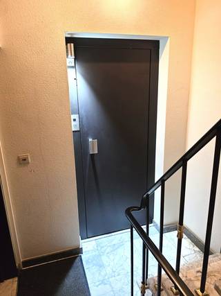 TE HUUR: Centraal gelegen ruim appartement (openbaar vervoer en supermarkt,... op wandelafstand) met 2 slaapkamers. Het appartement in deze residentie met lift bevindt zich op de 1ste verdieping en kent volgende indeling: inkomhal met ingemaakte kasten, living (32 m²), keuken (keramische kookplaat, dampkap, vaatwas, gootsteen, meubilair), 2 slaapkamers (13 en 9 m²), afgesloten terras/veranda, apart toilet, badkamer met bad/douche en lavabomeubel. Op het gelijkvloers is er een privatieve berging en een staplaats voor de wagen voorzien. CV op aardgas (nieuwe ketel), gunstig EPC = 126 kwh/m² -jaar. Maandelijkse gemeenschappelijke lasten: 100 € (incl. waterverbruik), huurwaarborg 3 maand. Beschikbaar vanaf 01/11/2026. <br />Meer info en/of bezoek uitsluitend via email: info@denderimmo.be