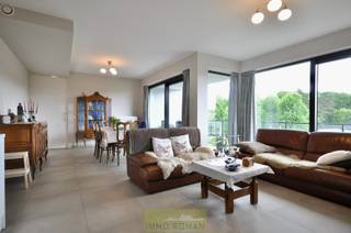 Interesse? Contacteer Immo Roman gsm 0472 35 92 86.<br /><br />Dit lichtrijk appartement bestaat uit een inkomhall, ruime leefruimte met open geïnstalleerde keuken, terras met zicht op Kwaremont, 2 slaapkamers, geïnstalleerde badkamer, toilet en berging. Garagebox. Gemeenschappelijke kosten: 70 euro/maand.<br />Interesse? Contacteer Immo Roman gsm 0472 35 92 86.
