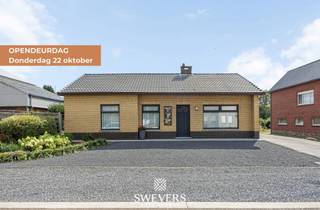 Voor meer info en foto’s, surf naar www.swevers.be – Deze rustig gelegen bungalow aan Heidestraat 42 in Leopoldsburg biedt een praktische gelijkvloerse indeling, drie slaapkamers en een ruim zuidgericht perceel van 810 m². De open bebouwing dateert van 1970, heeft een bewoonbare oppervlakte van 134 m² en is toe aan een opfrissing. Ideaal voor wie de woning stap voor stap naar eigen smaak wil vernieuwen. Via de inkomhal bereik je de leefruimte van 28,86 m² met living en eetkamer. Aansluitend bevindt zich de keuken van 13,05 m², die grenst aan de veranda en zo een fijne verbinding met de buitenruimte vormt. Verder is er een afzonderlijk toilet. De drie slaapkamers meten 13,34 m², 9,58 m² en 8,03 m² en bieden mogelijkheden als hoofd-, kinder-, logeer- of werkkamer. Ook de badkamer bevindt zich op het gelijkvloers, waardoor comfortabel wonen zonder trappen mogelijk is. Extra bergruimte vind je in de garage van 20 m² en de kelder van 16,18 m². Het ruime, zuidgerichte perceel biedt bovendien heel wat mogelijkheden voor een zonnige tuin en gezellige buitenruimte. Openbaar vervoer, winkels, restaurants en ontspanning bevinden zich op bereikbare afstand. Een interessante woning voor wie gelijkvloers wonen wil combineren met ruimte en renovatiemogelijkheden. Voor meer informatie, bel 011 255 155. Bron bewoonbare oppervlakte: EPC – verslag.