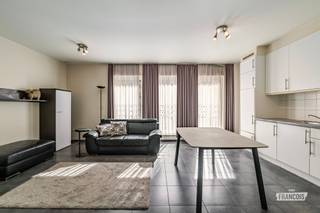 Ontdek dit aangename appartement in Residentie Madou (bouwjaar 2010), gelegen aan het Madouplein in Sint-Joost-ten-Node, vlak bij de Europese wijk. Dankzij de uitstekende ligging aan de Brusselse binnenring en op wandelafstand van metrostation Madou geniet u van een vlotte bereikbaarheid en een levendige buurt met talrijke handelszaken en voorzieningen. Ondanks deze centrale ligging biedt het appartement een rustige woonomgeving.<br /><br />Het appartement bevindt zich op de tweede verdieping en beschikt over een bewoonbare oppervlakte van circa 75 m² (EPC). Via de ruime inkomhal bereikt u de lichtrijke leefruimte met open keuken. Verder beschikt het appartement over twee volwaardige, ruime slaapkamers en een badkamer met ligbad en dubbele wastafel. Een afzonderlijk toilet vervolledigt het geheel. De keuken is functioneel, maar vraagt enige vernieuwing, waaronder het keukenmeubilair en de kookplaat. Een aansluiting voor een vaatwasser is reeds voorzien.<br /><br />De residentie beschikt over goed onderhouden gemeenschappelijke delen en een beveiligde inkom met badgesysteem. Bovendien bestaat de mogelijkheid om een autostaanplaats aan te kopen voor € 25.000.<br /><br />Divers: Stedenbouwkundige inlichtingen, kadastrale gegevens en syndicusinlichtingen in aanvraag. Elektriciteit conform, PVC-raamprofielen, laminaat- en tegelvloeren, elektrische verwarming en kelder aanwezig.<br /><br />Bent u op zoek naar een lichtrijk appartement met twee comfortabele slaapkamers op een toplocatie in Sint-Joost-ten-Node, of naar een interessante vastgoedinvestering? Contacteer Immo Francois voor meer informatie of een bezoek!<br /><br />