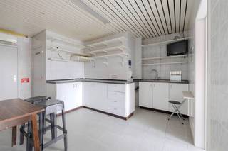 Dit centraal gelegen handelspand op uitstekende locatie te Geel kan dienen voor vele doeleinden zoals handel, kantoor of vrije beroepen!<br /><br />Momenteel zijn alle voorzieiningen aanwezig voor een frituur of een "take away" met mogelijkheid tot een paar tafeltjes om de klanten of ter plaatse te laten eten of een mogelijkheid te bieden om even te kunnen zitten.<br /><br />Achteraan het handelspand is een keuken, opslagruimte en apart toilet voorzien. Achteraan het perceel bevindt er zich een garagebox waarin koelcelen geinstalleerd zijn. Altijd makkelijk en handig toch?<br /><br />Belangrijk om weten, staanplaats en garagebox zijn inbegrepen in de vraagprijs!<br /><br />Wenst u meer info of een vrijblijvende bezichtiging, contacteer dan ons kantoor op het nummer 014/300208.