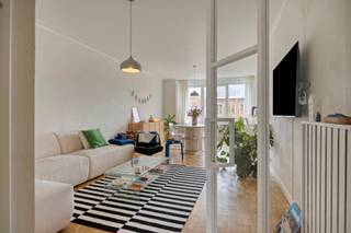 <strong>AFSPRAKEN ENKEL MOGELIJK VIA E-MAIL/CONTACTAANVRAAG</strong><br /><br />Dit lichtrijke appartement met twee slaapkamers is gelegen op de tweede verdieping in een verzorgd gebouw in Berchem.<br /><br /><strong>Indeling:</strong><br />Via de inkomhal betreedt u het appartement. Hier bevindt zich een apart gastentoilet en vestiairekast/wasberging. Vanuit de hal komt u in de ruime, lichtrijke leefruimte met grote raampartijen en een open indeling. Aansluitend bevindt zich de moderne open keuken uitgerust met Smeg fornius (2 ovens en 5-pits kookvuur), dampkap, microgolf, koelkast, vaatwasser en voldoende kastruimte. <br /><br />Verder bereikt u via de nachthal de overige ruimtes: twee slaapkamers aan de achterzijde van het appartement en een moderne badkamer ingericht met een inloopdouche en een lavabo-meubel.<br /><br />Via de grootste slaapkamer heeft u toegang tot het aangename terras.<br /><br /><strong>Bijzonderheden:</strong><br />Privatieve kelderberging inbegrepen.<br />Maandelijkse huurprijs: €1050.<br />Maandelijkse kosten: €150 (provisie verwarming en elektriciteit gemene delen).<br />Beschikbaar vanaf 1 juni.<br /><br /><strong>Ligging:</strong><br />Het appartement is gunstig gelegen in Berchem, met winkels, openbaar vervoer en scholen op wandelafstand. Bovendien is er een vlotte verbinding naar Antwerpen centrum en de belangrijkste invalswegen.