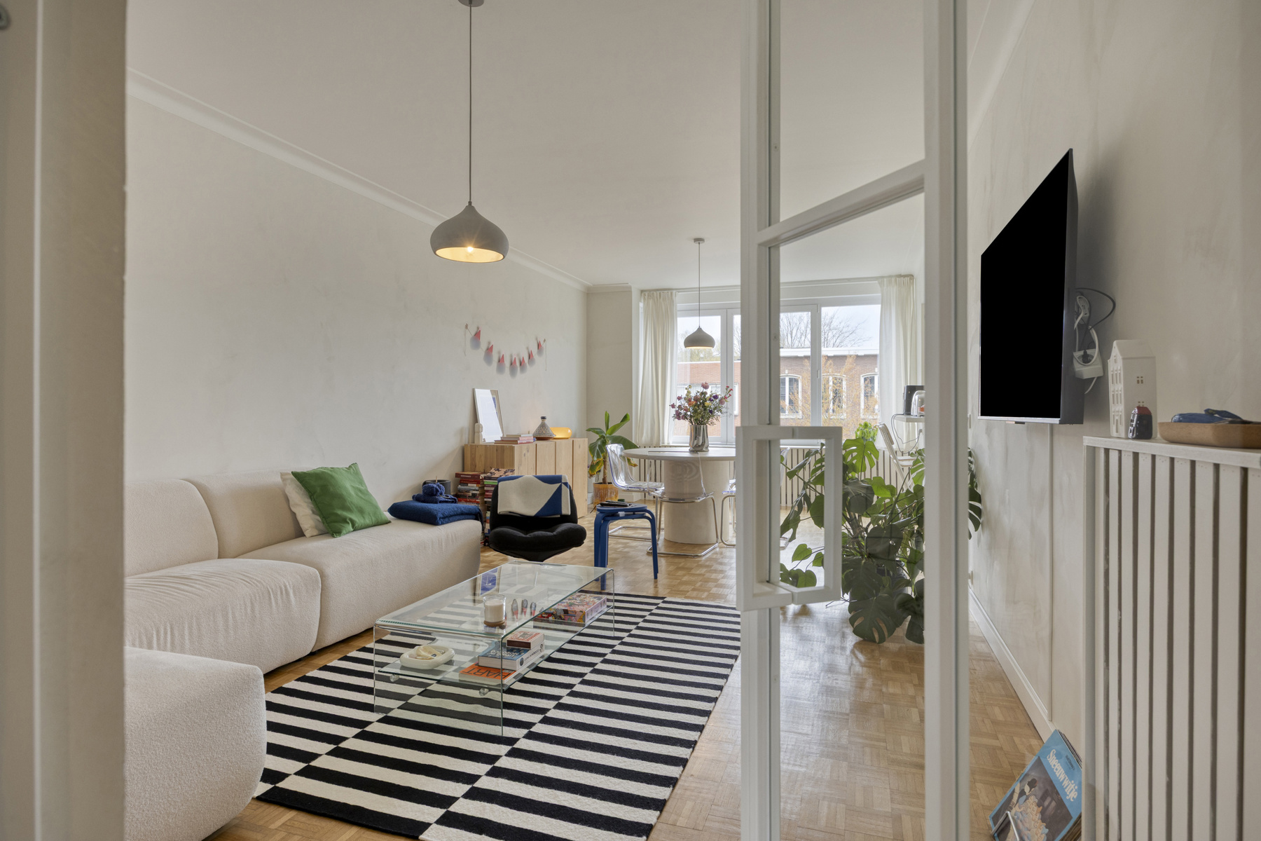 Lichtrijk appartement met twee slaapkamers. - foto 3