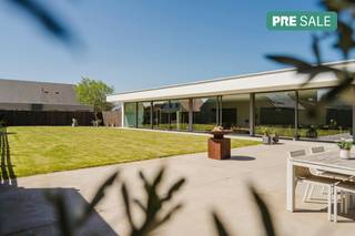 Bij het betreden van de woning valt direct de enorme glaspartij op. Met een lengte van maar liefst 30 meter en een perfecte zuid-oriëntatie, wordt...