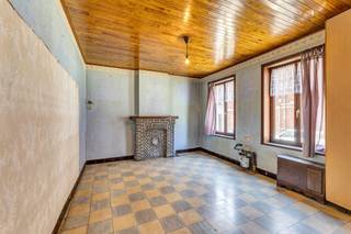 <p>Op een goede ligging in Geraardsbergen bevindt zich deze<strong> te renoveren woning</strong> met tal van mogelijkheden. Winkels, scholen en openbaar vervoer bevinden zich op een steenworp, terwijl ook de belangrijkste invalswegen vlot bereikbaar zijn. <strong>Mits de nodige renovatiewerken kan deze woning worden omgevormd tot een aangename gezinswoning of een interessante investering. </strong>Het gelijkvloers omvat een voorplaats, een eetplaats, een achterbouw met uitbreidings- of inrichtingsmogelijkheden, een badkamer en een afzonderlijk toilet. Op de verdieping bevinden zich<strong> twee ruime slaapkamers.</strong> Een absolute troef is<strong> de tuin met achteraan een garage en een autostaanplaats, bereikbaar via de achterliggende straat.</strong> Deze vlotte achtertoegang biedt extra comfort en praktische mogelijkheden. Buitenschrijnwerk in hout en pvc dubbel glas - Verwarming op aardgas - Dak met pannen. (Maatregelen opgenomen in het maatregelenregister: neen)</p>