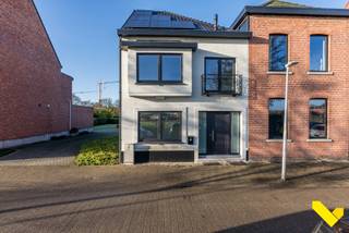 Energiezuinige volledig gerenoveerde karaktervolle woning in het centrum.We betreden deze karaktervolle woning via een grote inkomhal voorzien van...