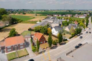 Te renoveren alleenstaande woning met bouwgrond op toplocatie in Anzegem.Op een uitstekende ligging tussen het centrum van Anzegem en de E17 vindt u...