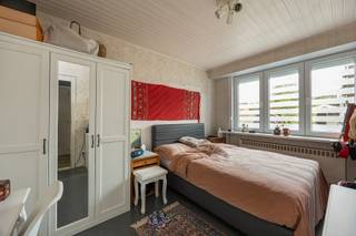 Deze aangename woning is centraal gelegen in Hoevenen en combineert een praktische indeling met veel lichtinval en een gezellige buitenruimte. We betreden de woning via de inkomhal. Op het gelijkvloers bevinden zich een eerste slaapkamer, de badkamer met ligbad en lavabo en een handige wasplaats. Deze aangename woning is centraal gelegen in Hoevenen en combineert een praktische indeling met veel lichtinval en een gezellige buitenruimte. We betreden de woning via de inkomhal. Op het gelijkvloers bevinden zich een eerste slaapkamer, de badkamer met ligbad en dubbele lavabo en een handige wasplaats. Op de eerste verdieping vinden we de lichtrijke woonkamer met open keuken. Aansluitend aan de keuken bevindt zich de veranda, die dienstdoet als overdekt terras en een leuke verbinding vormt met de buitenruimte. De tweede verdieping bestaat momenteel uit één grote open ruimte en biedt de mogelijkheid om deze verder in te richten als twee volwaardige slaapkamers. De woning beschikt over een gezellige tuin met terras en een oprit met plaats voor twee wagens. De centrale ligging is een bijkomende troef: scholen, winkels en een bushalte bevinden zich op wandelafstand. Ook de verbinding met de A12 is vlot bereikbaar, waardoor Antwerpen en de omliggende gemeenten gemakkelijk bereikbaar zijn. Wenst u meer info? Contacteer ons via 03 568 03 03 of lauren@vastgoed03.be
