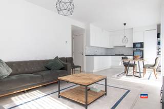 <p><span>HOBOKEN | INSTAPKLAAR APPARTEMENT MET DRIE SLAAPKAMERS, TERRAS EN AUTOSTAANPLAATS | GELEGEN OP DE VIERDE VERDIEPING VAN RECENT GEBOUW | EPC A |</span></p><p><span>Indeling als volgt: inkom/gang - lichtrijke woonkamer met open, geïnstalleerde keuken - berging met cv-ketel, ventilatiesysteem en droogkast - moderne badkamer met inloopdouche, lavabomeubel en aansluiting wasmachine - drie slaapkamers - apart toilet - terras.</span></p><p><span>Autostaanplaats en fietsenstalling voor 2 fietsen. Elektriciteit conform het AREI.</span></p><p><span>Water, gas en elektriciteit zijn individueel. Maandelijkse kosten bedragen 126 euro (minuterie, blokpolis, syndicus en onderhoud).</span></p><p><span>Gelegen in de onmiddellijke omgeving van supermarkten, fitness, scholen en openbaar vervoer.</span></p>
